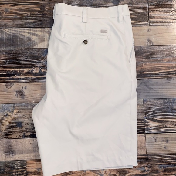 IZOD Golf shorts size 40 - Picture 2 of 4